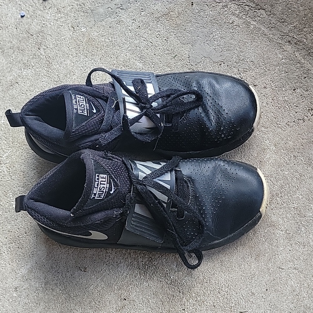Nike 5Y tennis shoes